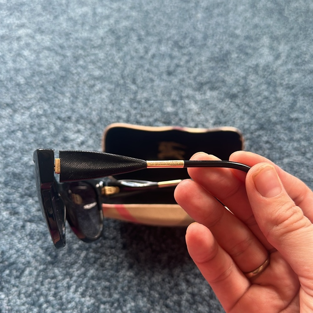 Burberry black sunglasses includes case - Picture 5 of 11